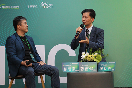 輔大醫院-張吉仰副院長、圖爾思-劉君豪總經理(由右至左)，「我們都是細菌人：腸道菌與益生菌」talk show